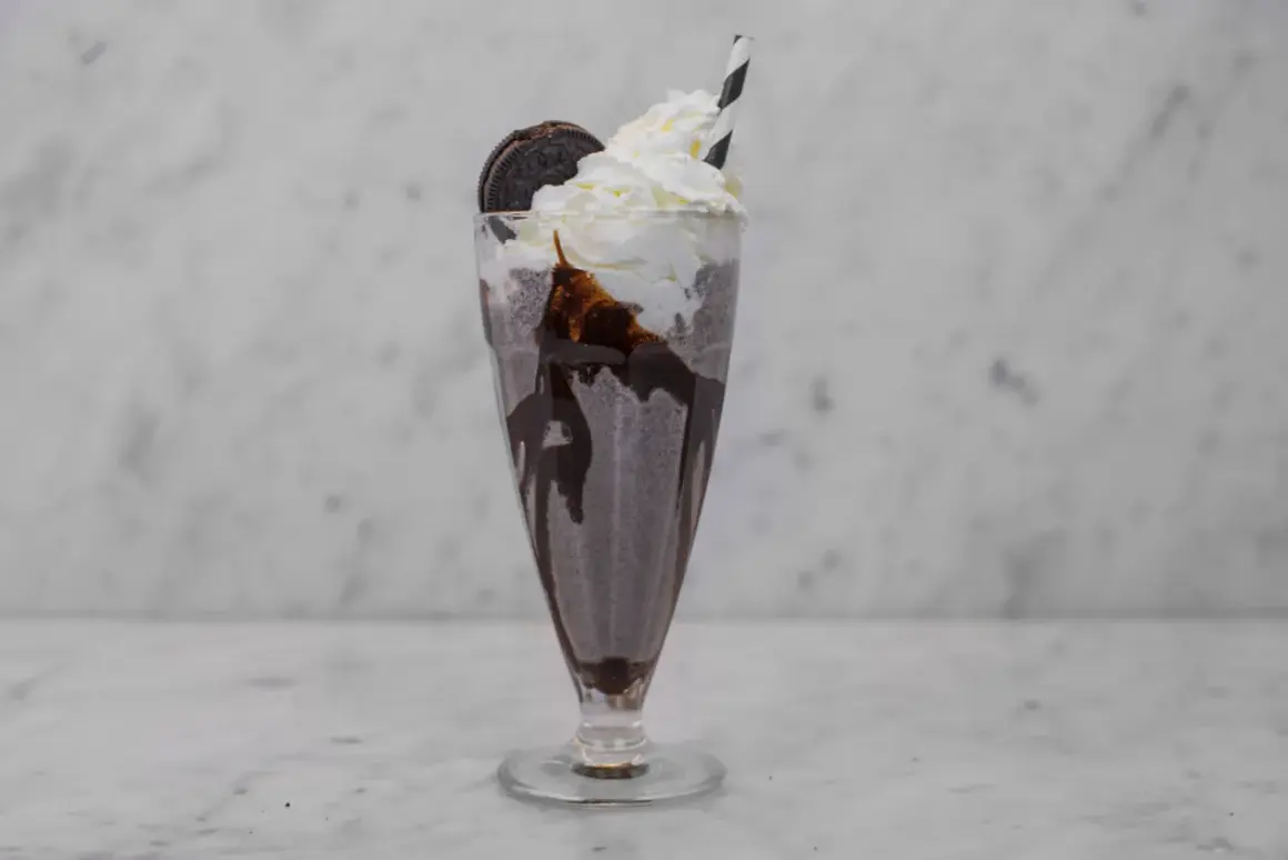 En krämig oreo milkshake med vispgrädde, chokladsås och en hel oreokaka. Perfekt för en fika!