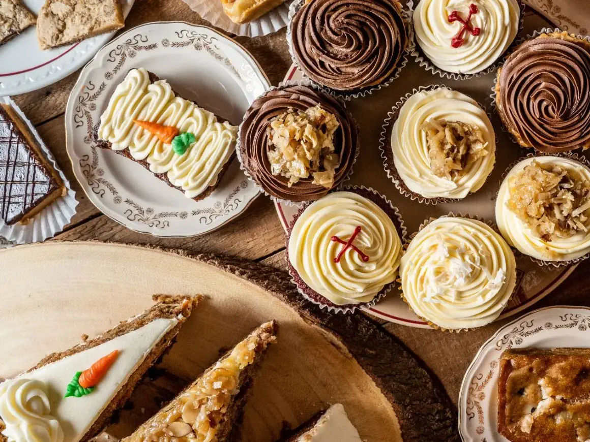 En härlig blandning av bakverk med sockerglasyr, inklusive morotskakor och cupcakes med choklad- och vaniljfrosting.