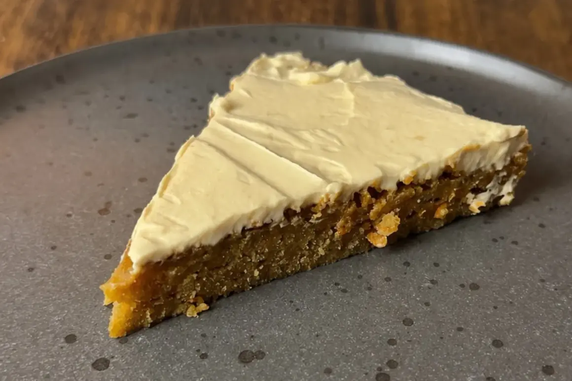 En bit saftig kaka med krämig glasyr, perfekt för att baka med farinsocker.