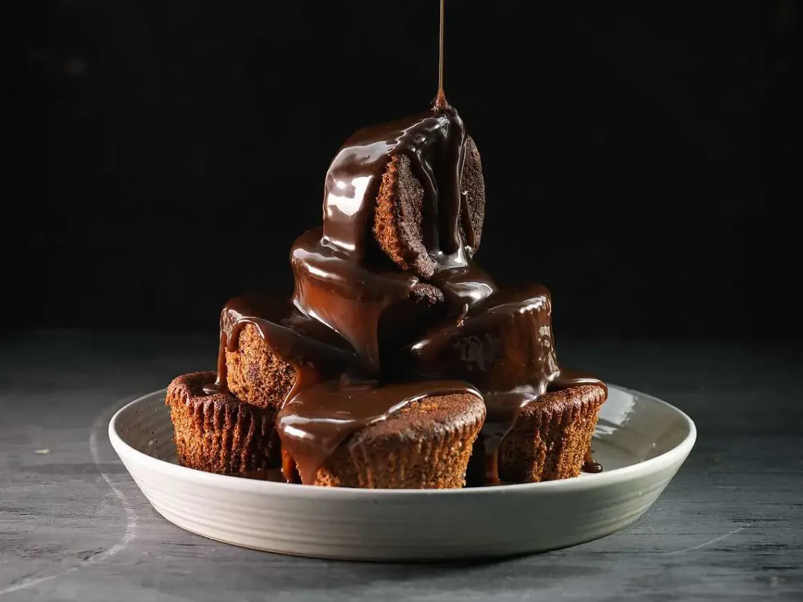 En stapel chokladmuffins, rikligt täckta med varm chokladsås. Ett perfekt sticky toffee pudding recept för fikat.