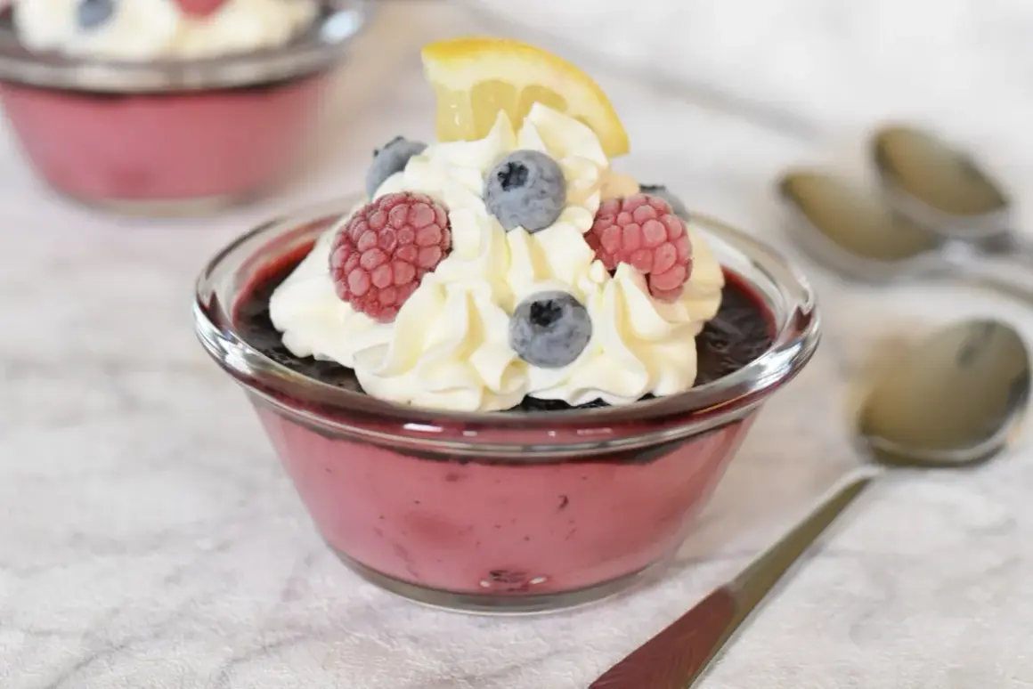 En krämig dessert med bär och mascarpone, toppad med vispgrädde, hallon, blåbär och en citronskiva. Perfekt att baka till fikat!