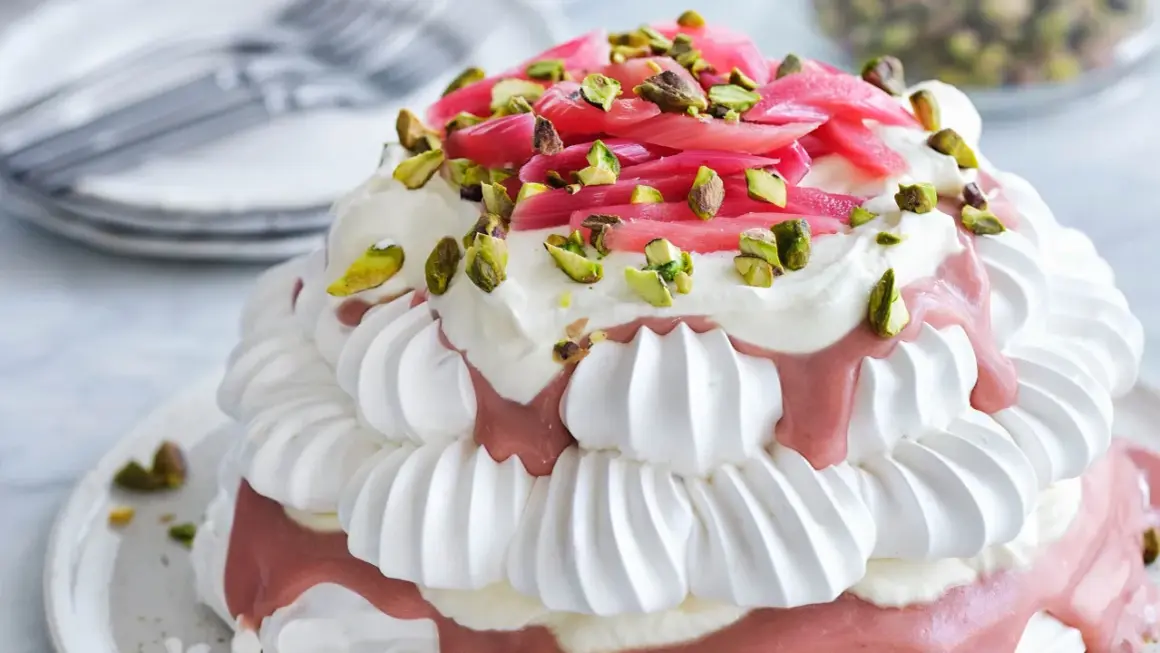 En fluffig pavlova med rabarberkompott och pistagenötter. En dröm för alla som älskar desserter!