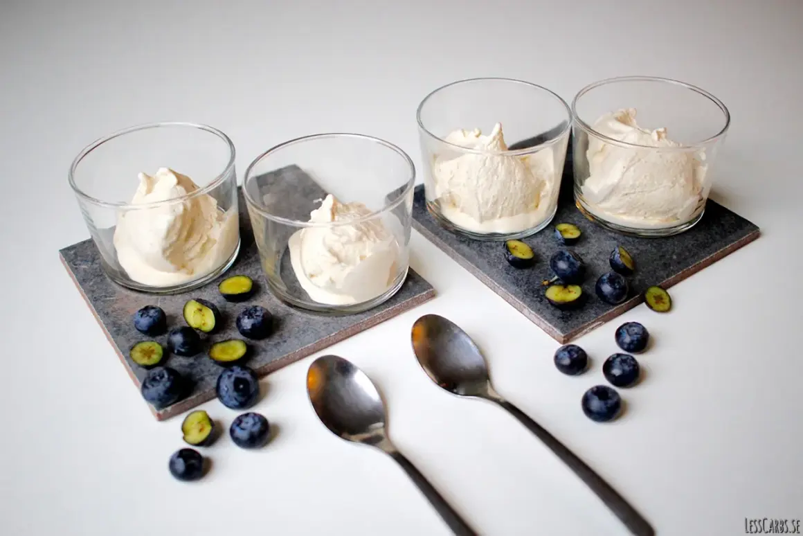 LCHF glass med blåbär och skedar. En krämig och söt dessert som passar perfekt för en lättare livsstil.