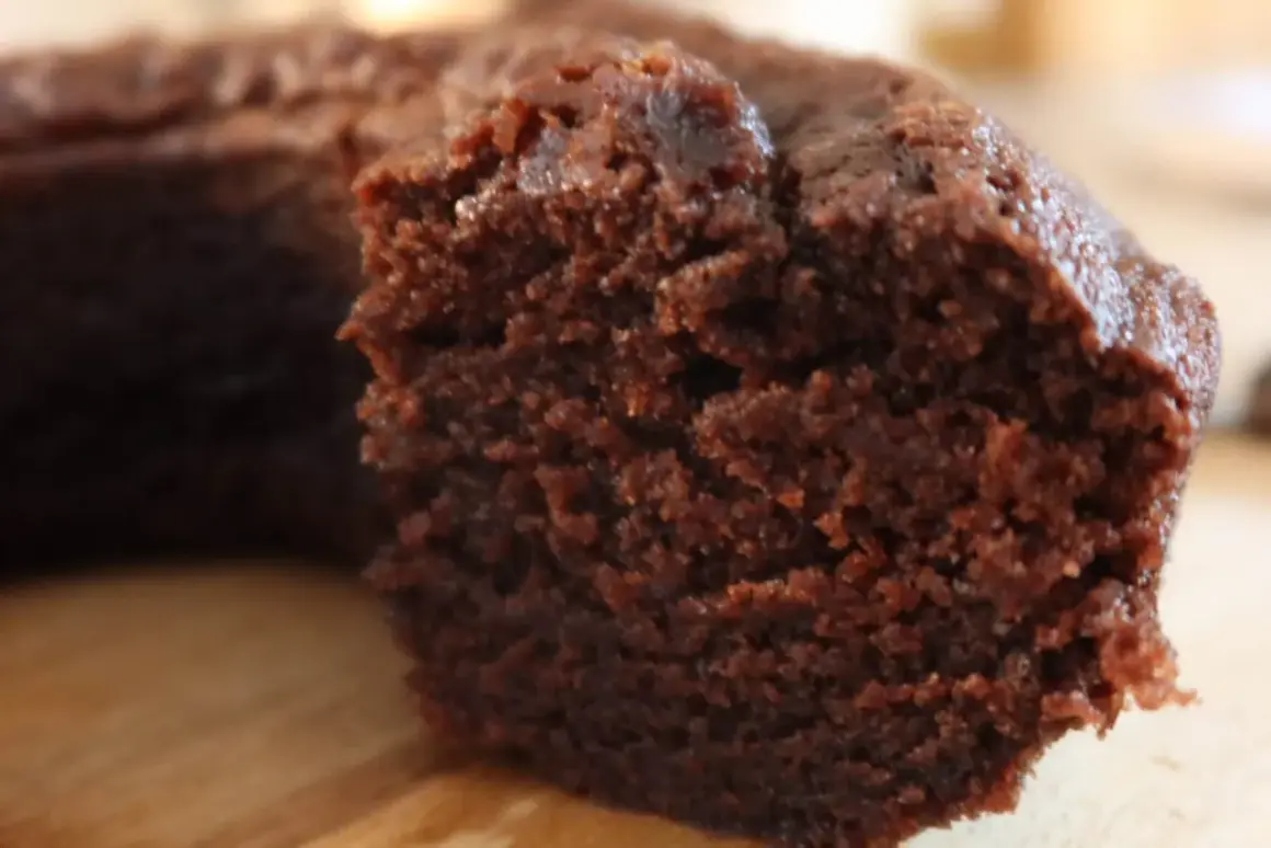 En bit av en saftig, mjuk chokladkaka med en härlig textur. Perfekt för fikat!