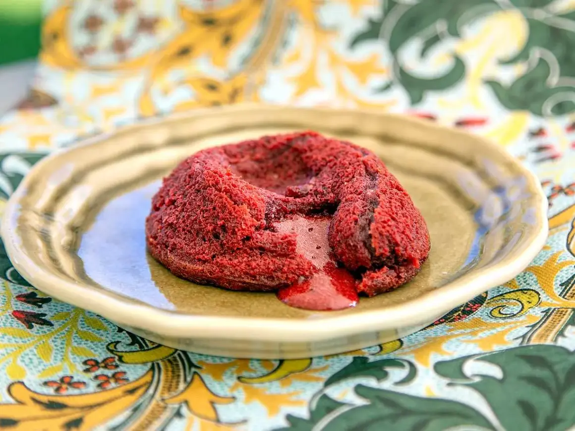 En rykande red velvet-fondant med smältande kärna på en tallrik.