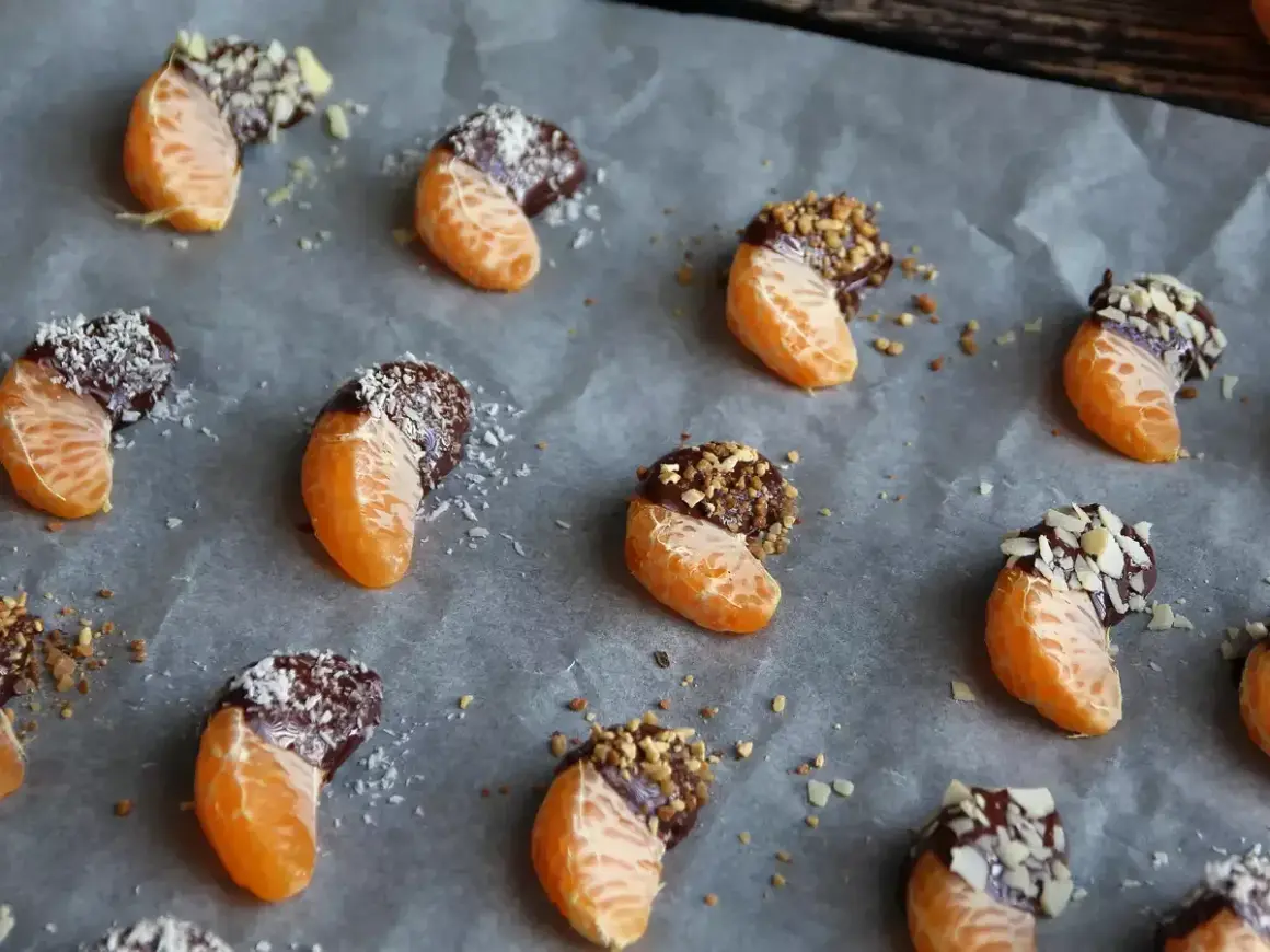 Söta klyftor av apelsin doppade i mörk choklad och strössel, redo att avnjutas. Ett enkelt sätt att baka med choklad!