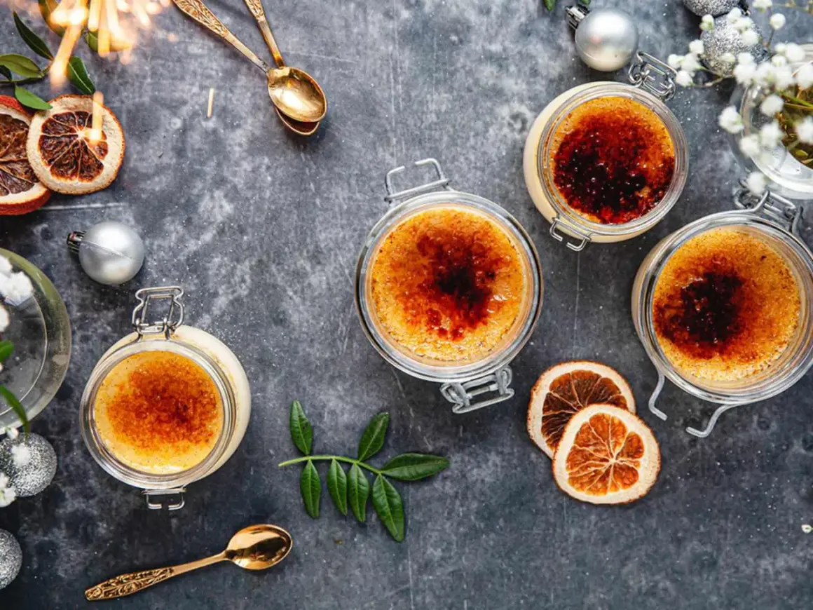 Tre krämiga crème brûlée i glasburkar, med karamelliserad yta. Perfekt för en mysig stund, detta är crème brûlée godaste!