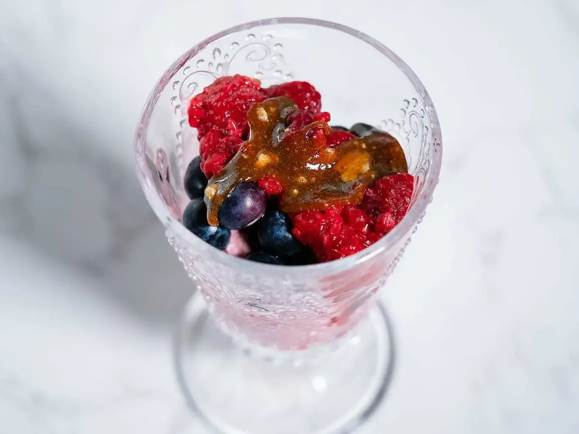 En dessertskål med bär och en karamellsås, perfekt för ett enkelt mascarpone recept.
