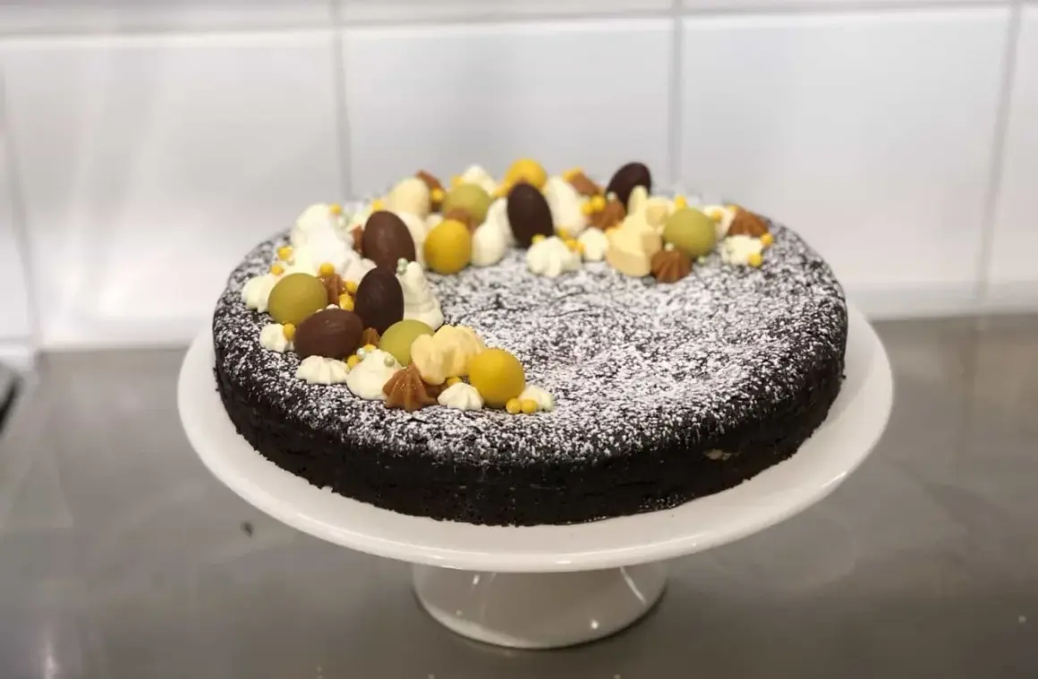 Chokladkladdkaka dekorerad med påskägg, grädde och strössel. Perfekt att frysa in och ta fram när suget efter något gott sätter in.