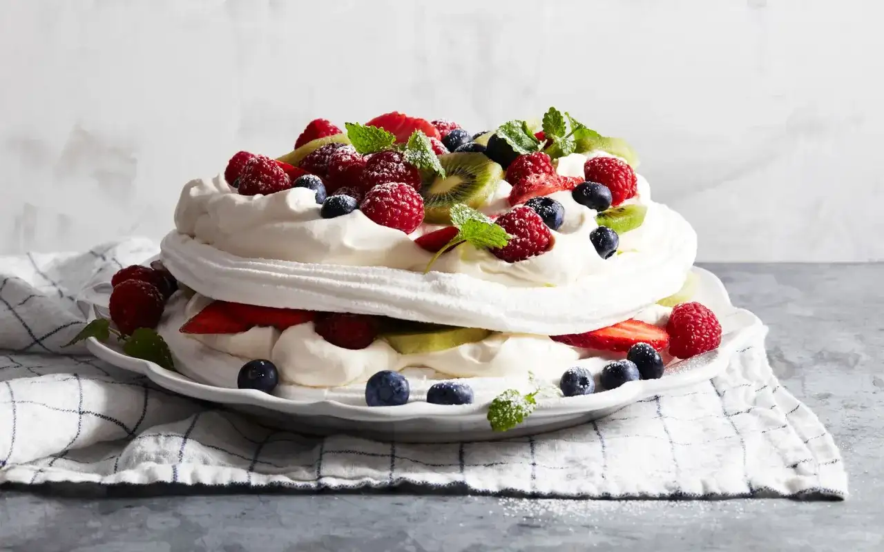 Pavlova med krispig yta och mjuk mitt