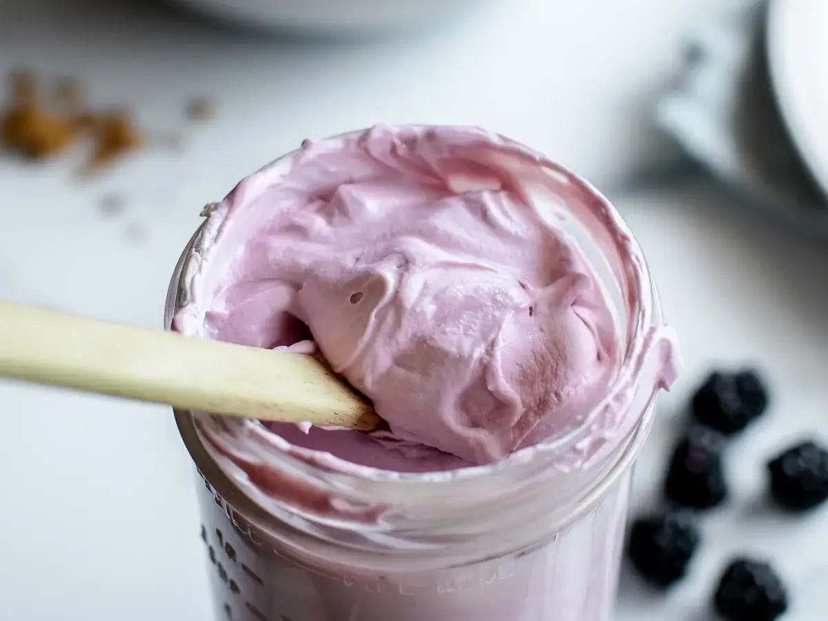 Ljuvlig rosa kr&auml;m med mascarpone, perfekt att baka med. En tr&auml;sked lyfter fram den kr&auml;miga konsistensen.