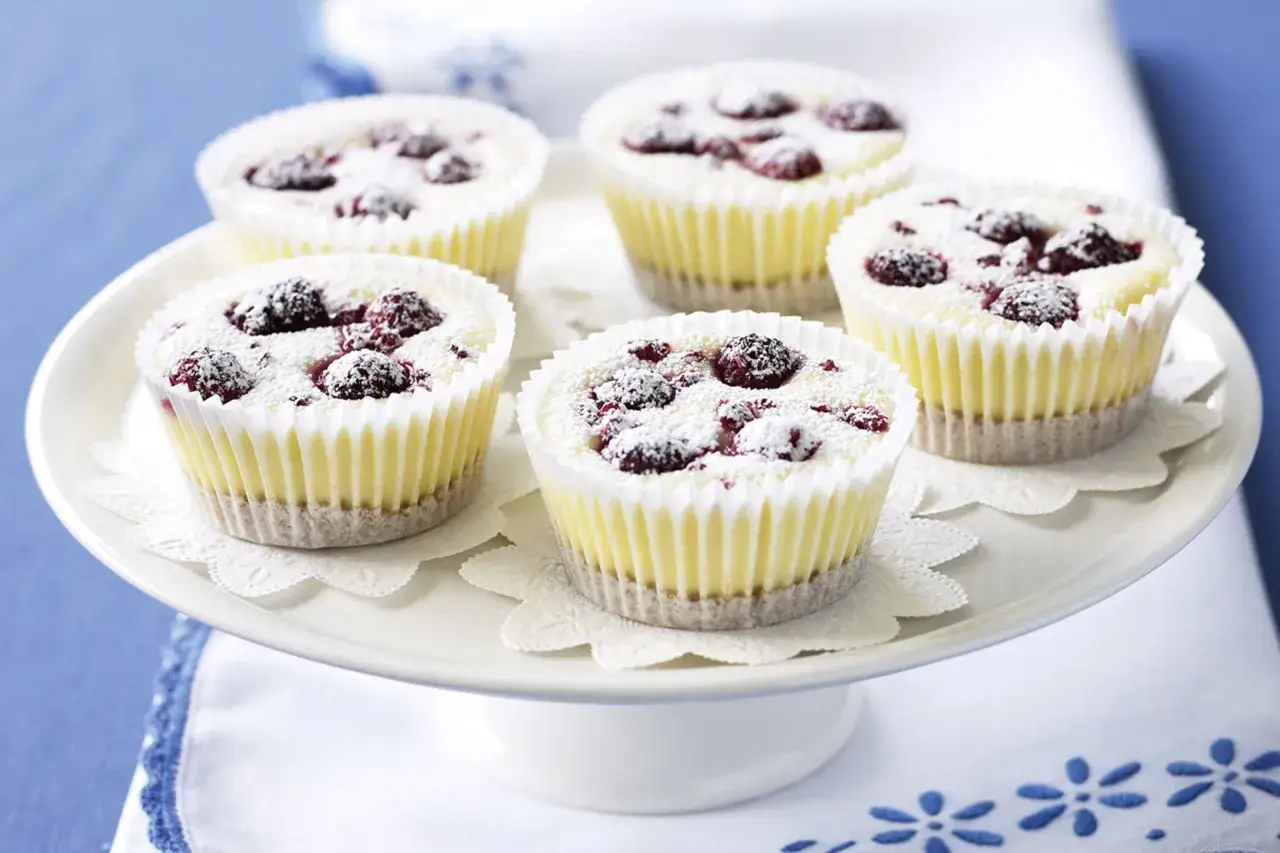 Sm&aring; cheesecakes med b&auml;r och pudersocker, ett perfekt mascarpone recept f&ouml;r fikat.
