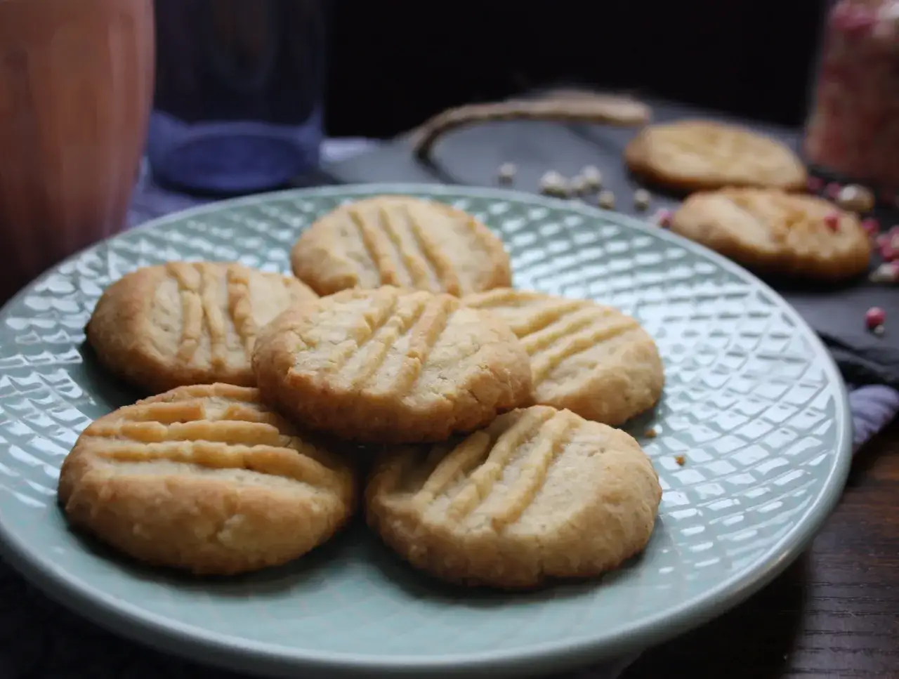 En tallrik med nybakade gaffelkakor, perfekta f&ouml;r fikat. Ett enkelt och gott recept som passar alla.