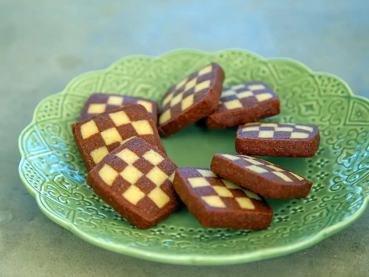 Schackrutiga kakor, perfekta att baka till fikat.