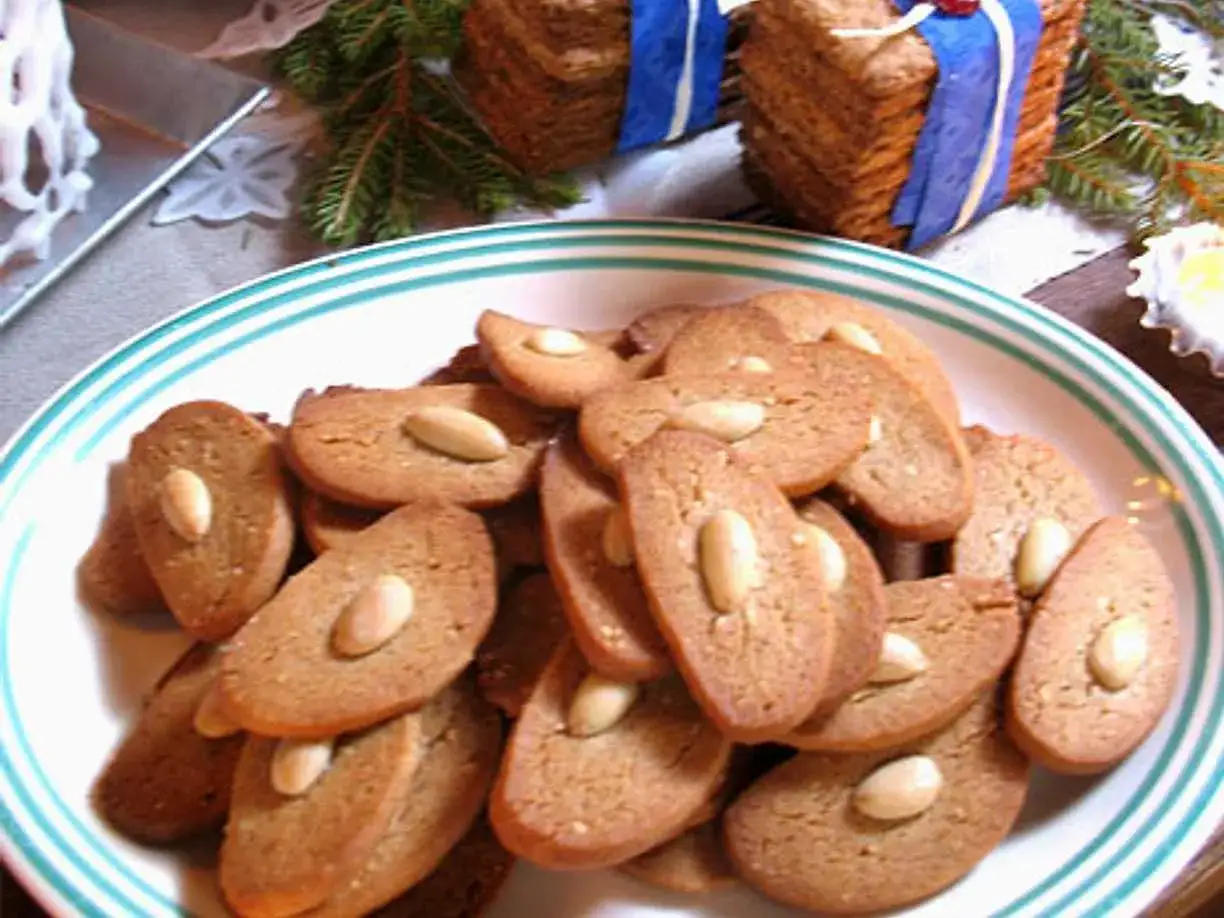 En sk&aring;l med franska skurna pepparkakor, dekorerade med mandlar. Perfekt till jul.