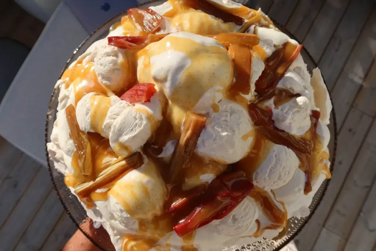 En stor pavlova rabarber med vaniljglass och kolas&aring;s. En h&auml;rlig sommardessert!