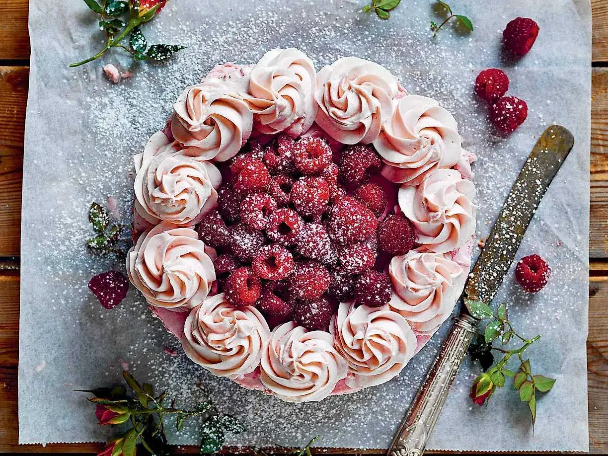 En vacker ny&aring;rst&aring;rta med hallon och rosa frosting, perfekt f&ouml;r ett festligt recept.