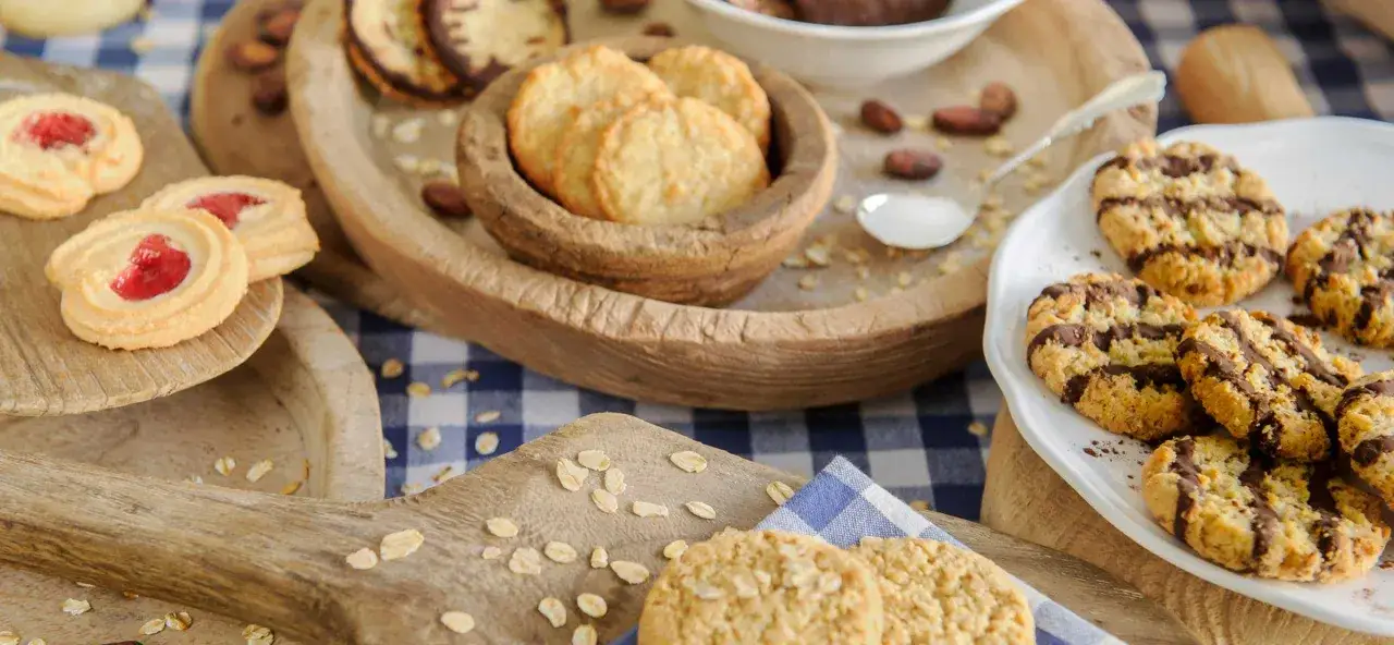 En härlig samling hembakade havrekakor, vissa med syltfyllning, andra med choklad. Perfekt för ett mysigt fika. Ett enkelt havrekakor recept att prova!