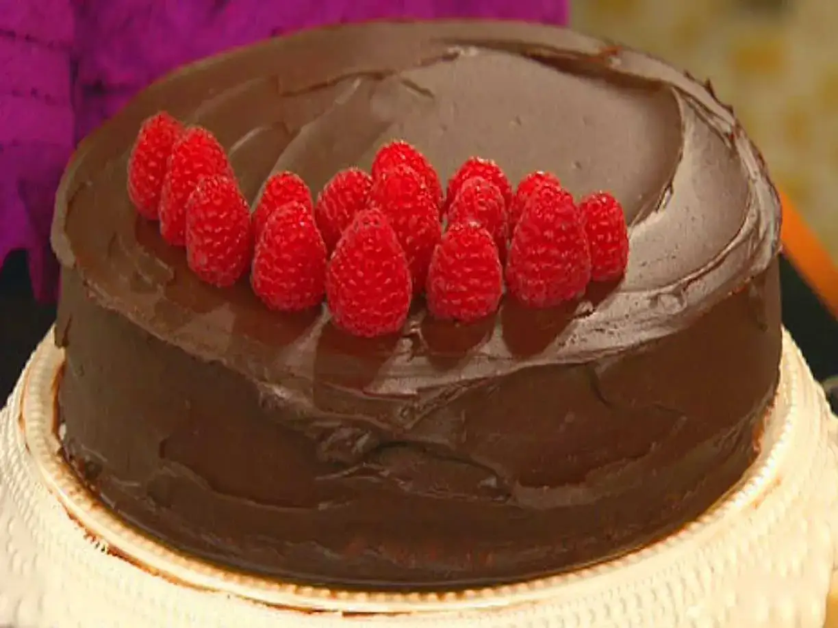 En h&auml;rlig chokladt&aring;rta med hallon som dekoration. Perfekt f&ouml;r alla choklad&auml;lskare!