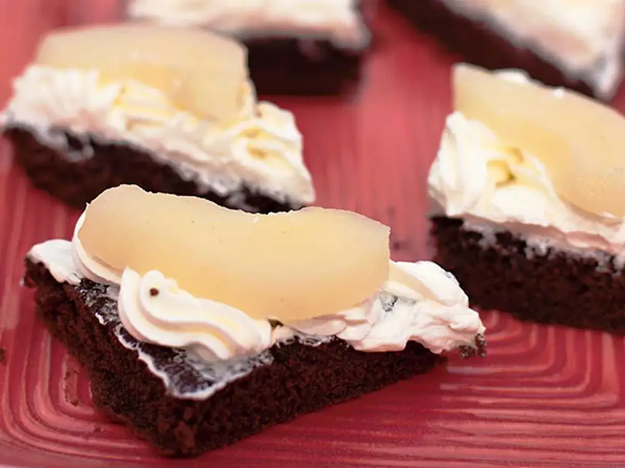 Chokladbitar med vispgr&auml;dde och p&auml;ron, som en del av ett mintkyssar recept.