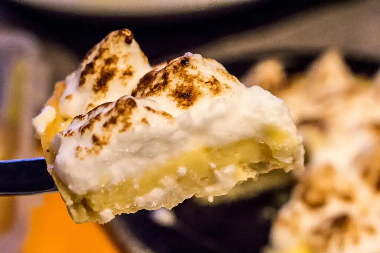 En bit citron dessert med fluffig maräng, gyllene och bränd. En härlig smakupplevelse!