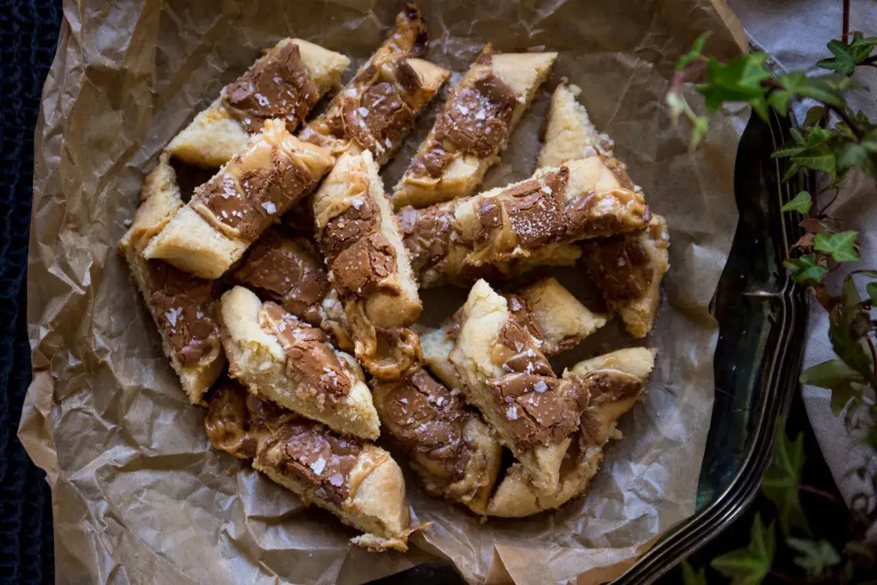 En h&ouml;g med hembakade kolasnittar med Dumle, str&ouml;sslade med flingsalt. Perfekt f&ouml;r fikat!