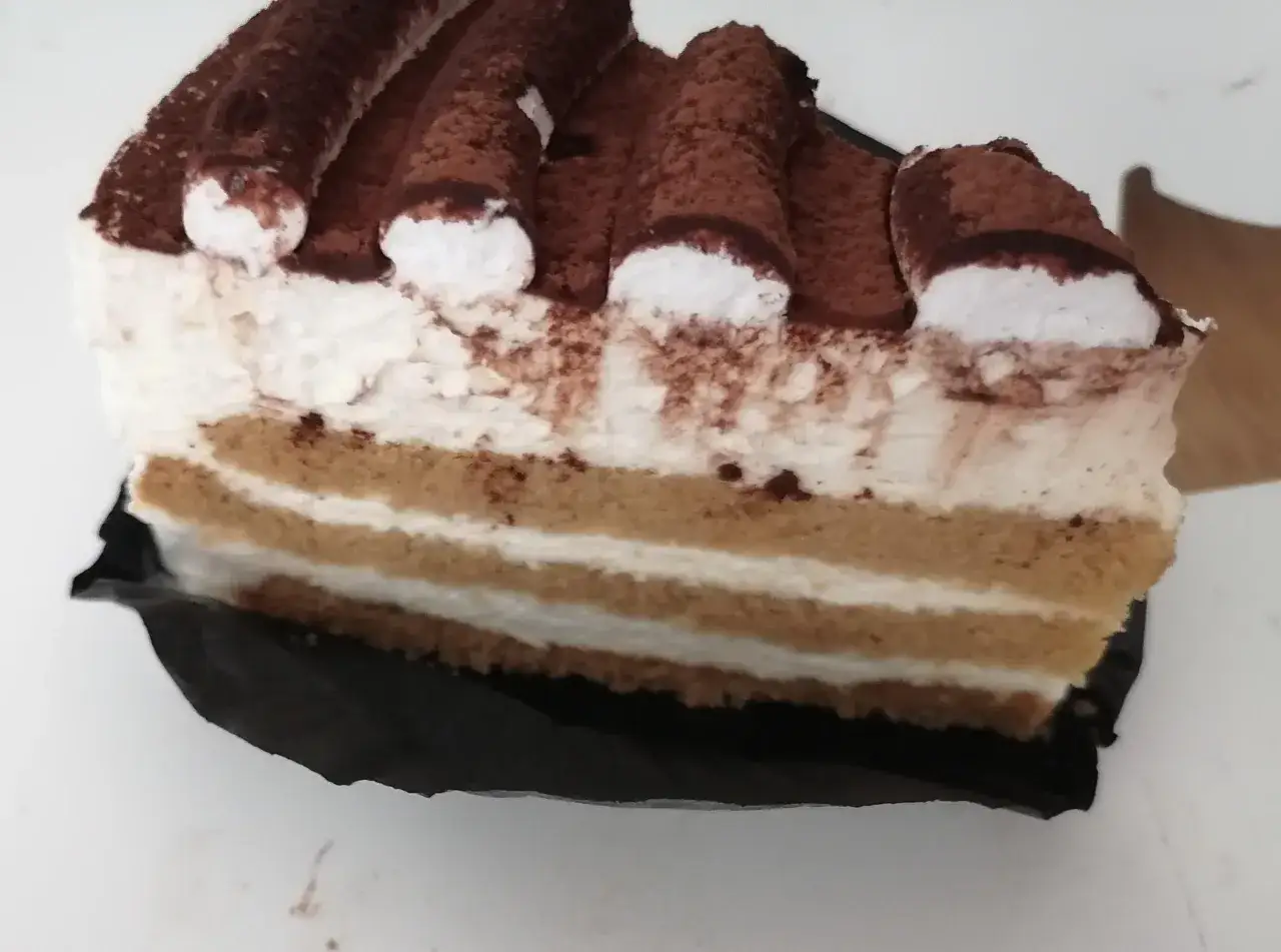 En bit tiramisu med lager av kex och grädde, toppad med kakao. Perfekt för den som vill ha kakor med olja istället för smör.