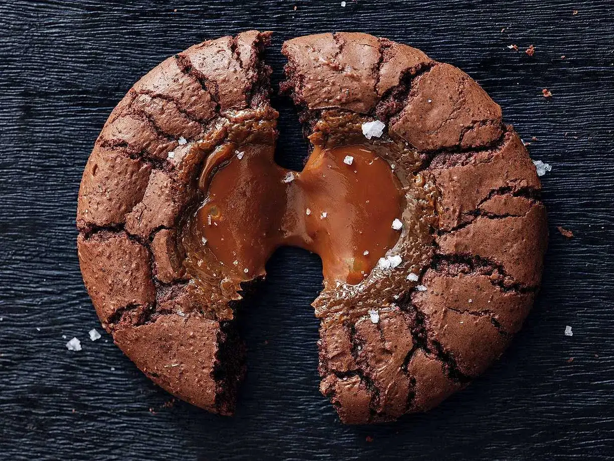 En chokladig brownie cookie med rinnande kolakärna och havssaltflingor.