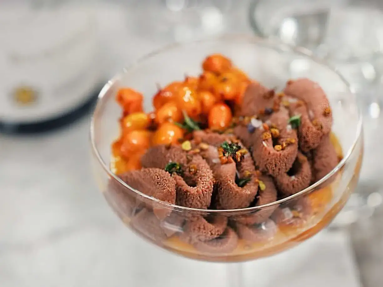 En lyxig choklad havtorn dessert i ett glas, med kr&auml;mig chokladmousse och syrliga havtorn.